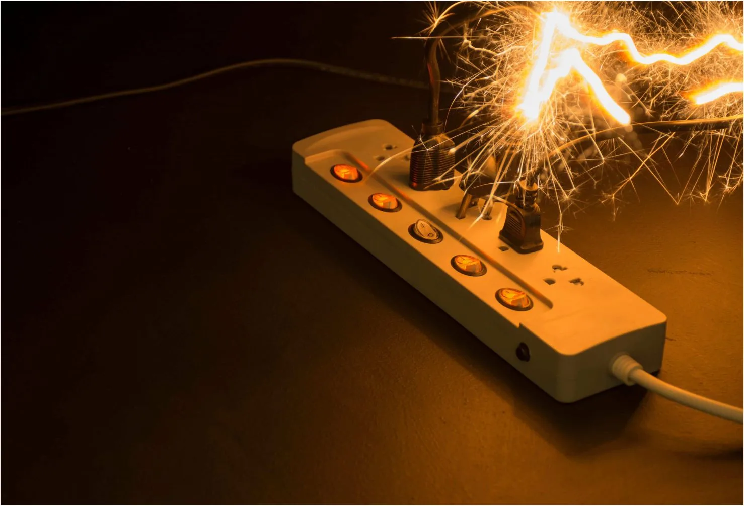 colokan listrik konslet