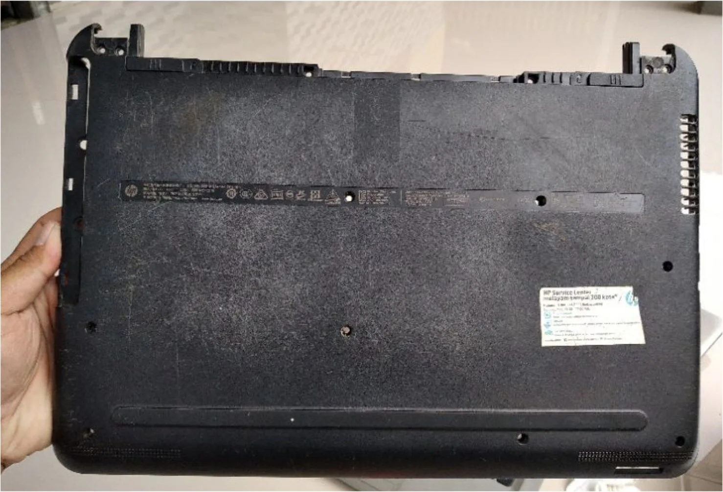 Cat Laptop Mengelupas