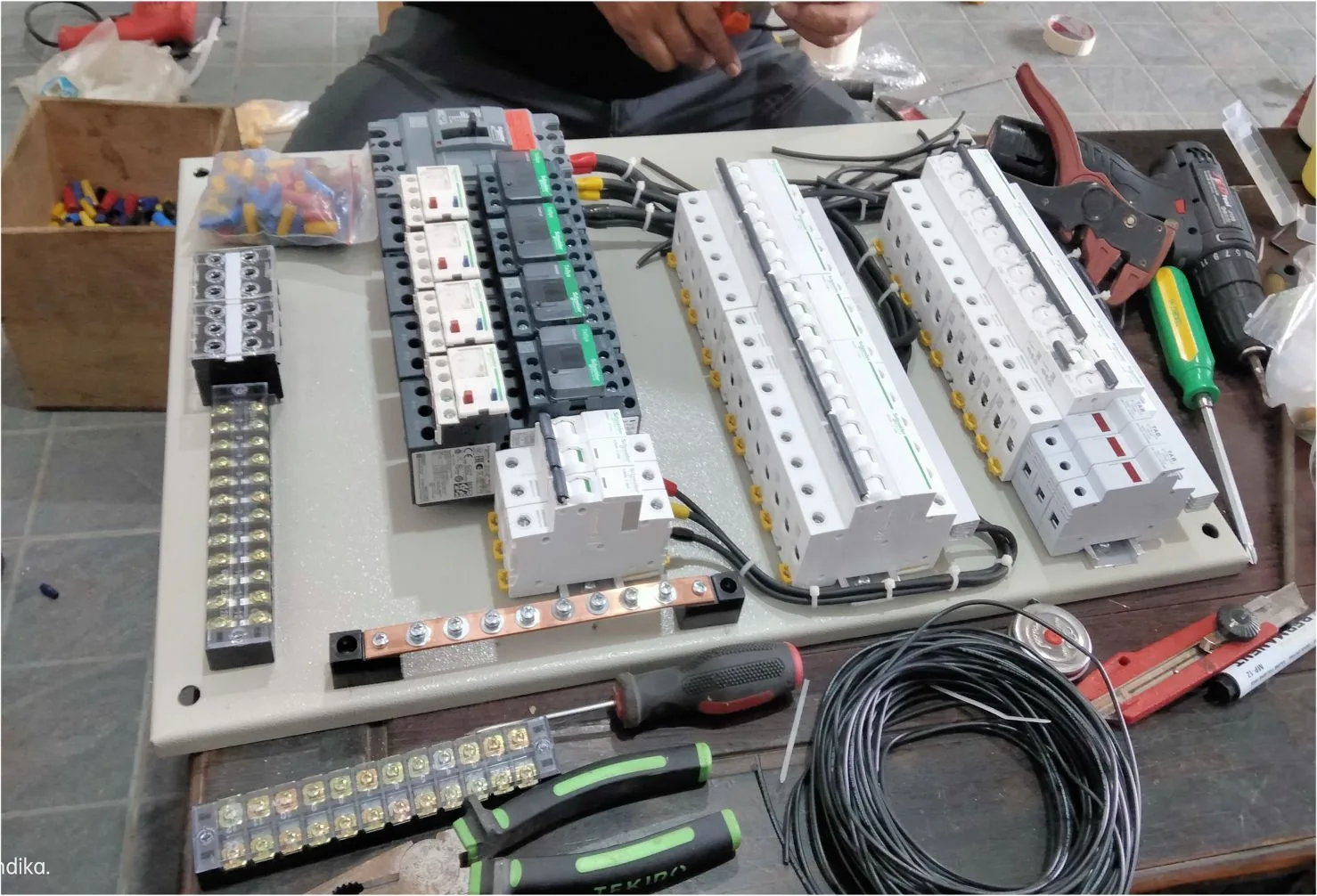 perakitan panel listrik